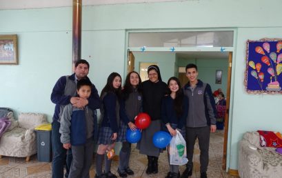 Jóvenes visitan Hogar Buen Samaritano