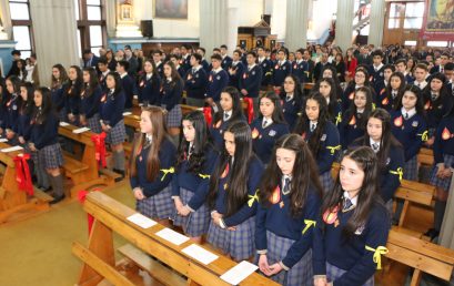 Jóvenes reciben Sacramento de la Confirmación